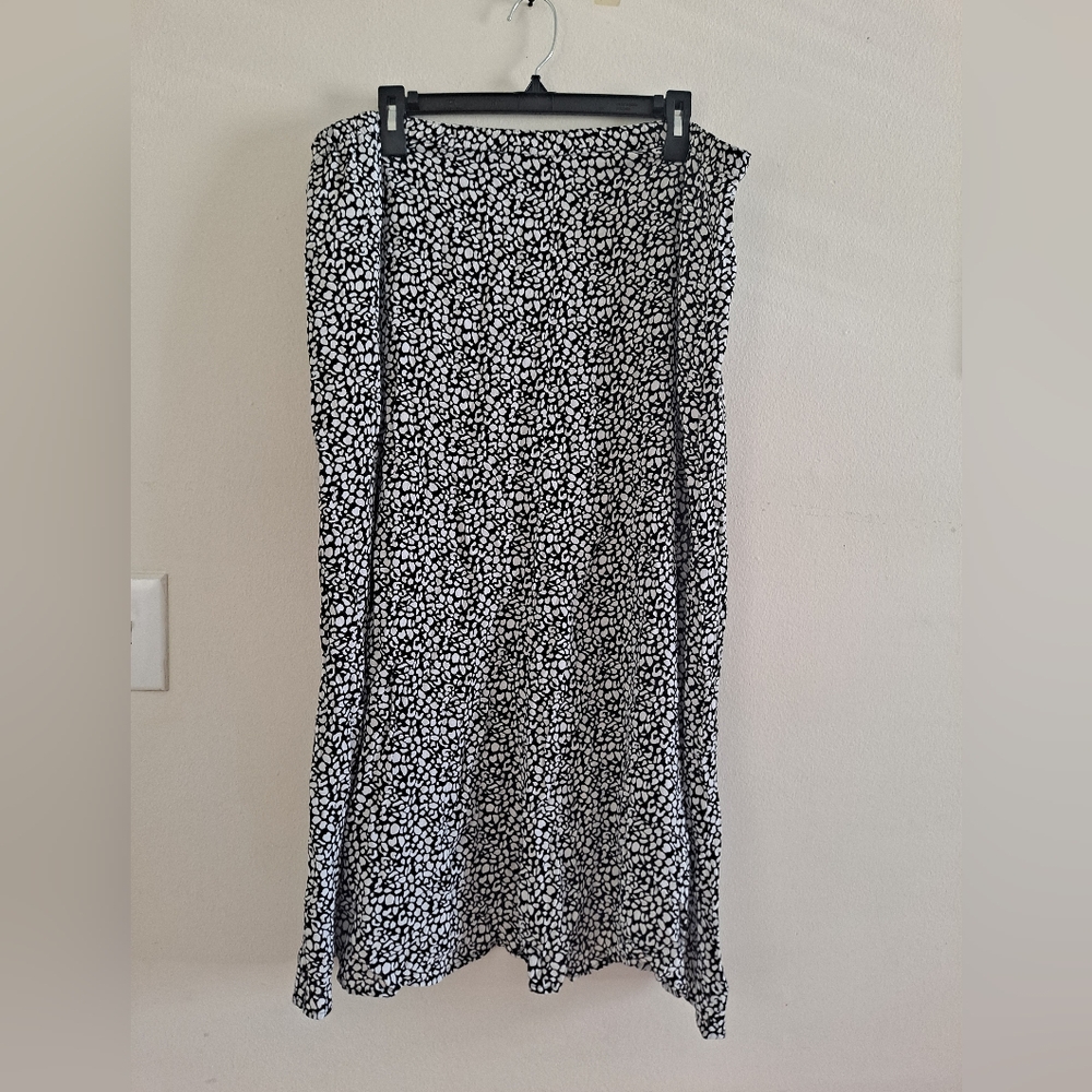 Jaclyn Smith Skirt Black and white print ,